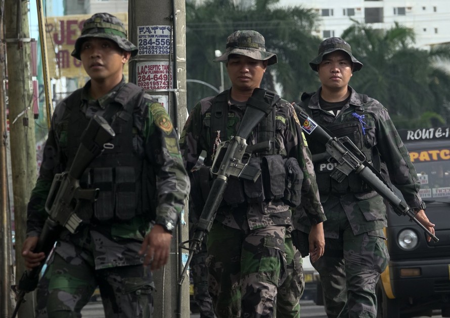 Binh sỹ quân đội tuần tra trên một tuyến phố của thành phố Davao, hiện đang được áp dụng thiết quân luật. (Nguồn: EPA)