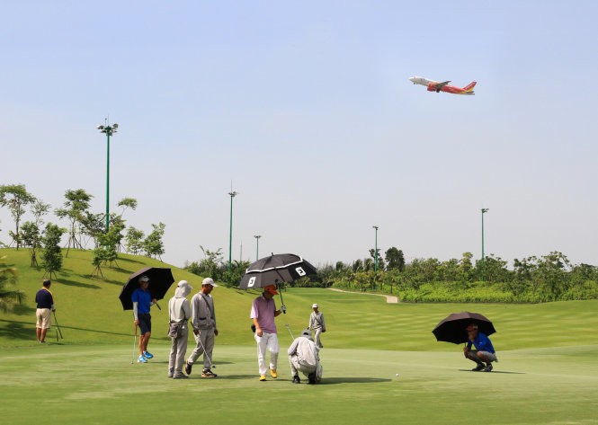 Khách chơi golf trong khi máy bay lên xuống liên tục tại sân bay Tân Sơn Nhất (Ảnh: Báo Tuổi trẻ)