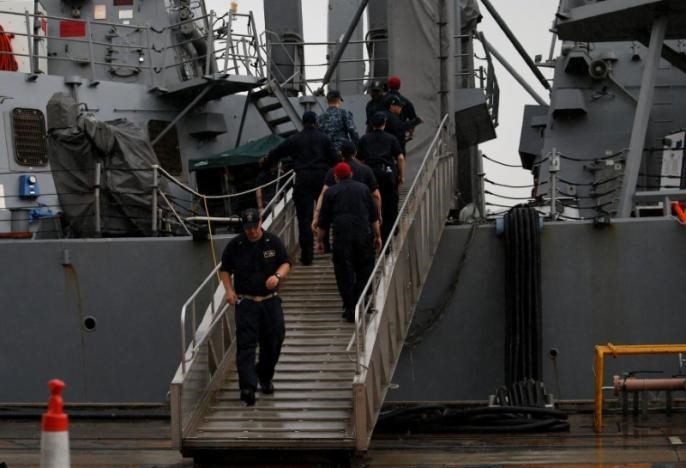 Thi thể các thủy thủ bị mất tích đã được phát hiện trong các khoang bị ngập nước của tàu. Ảnh: REUTERS