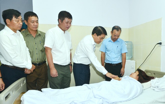 Chủ tịch UBND TP Hà Nội Nguyễn Đức Chung thăm hỏi, động viên công nhân Trần Thị Thanh. Ảnh: Anh Quý