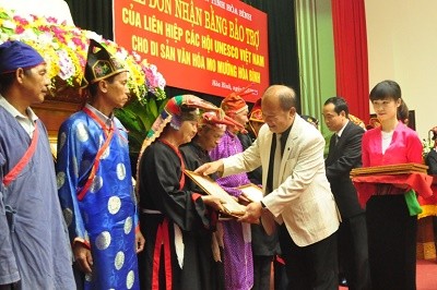 Các nghệ nhân đón nhận Bằng bảo trợ của Liên hiệp các Hội UNESCO Việt Nam cho Di sản văn hóa Mo Mường năm 2015