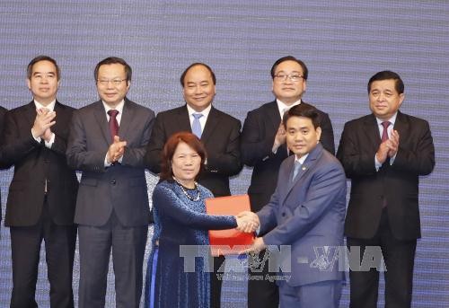 Thủ tướng Nguyễn Xuân Phúc và các đại biểu chứng kiến lễ trao bản ghi nhớ hợp tác đầu tư cho các doanh nghiệp. Ảnh: Thống Nhất/TTXVN