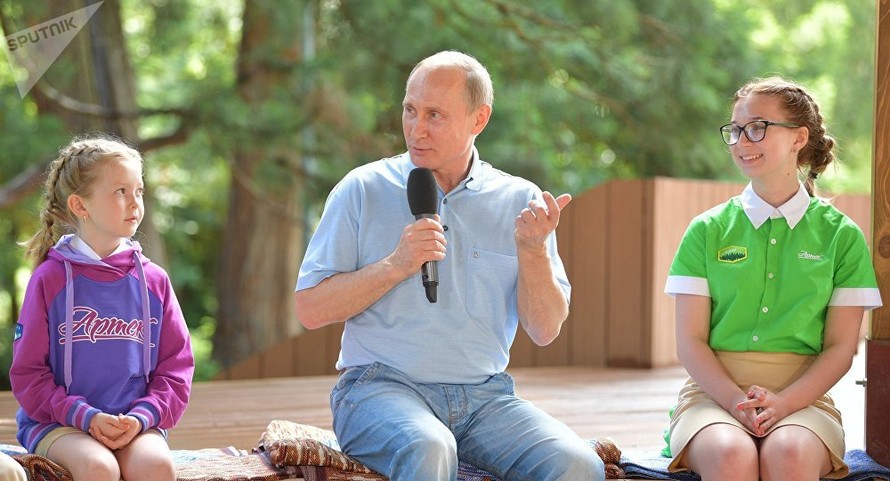 Nhà lãnh đạo Nga và các em học sinh ở Crimea