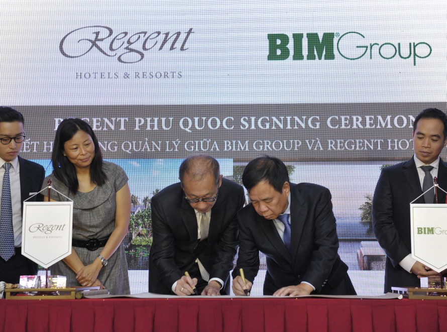 Ông Đoàn Quốc Việt - Chủ tịch Tập đoàn BIM Group và ông Steven Pan - Chủ tịch của Regent Hotels Group kí hợp đồng quản lý dự án