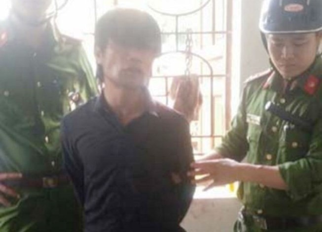 Đối tượng Thái sau khi bị bắt giữ được công an áp giải về trụ sở
