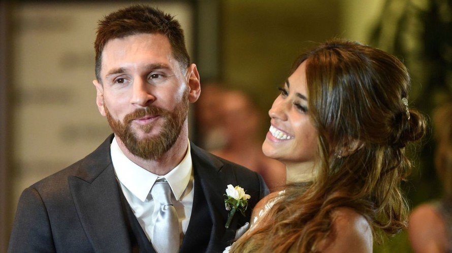 Messi hạnh phúc bên người vợ xinh đẹp