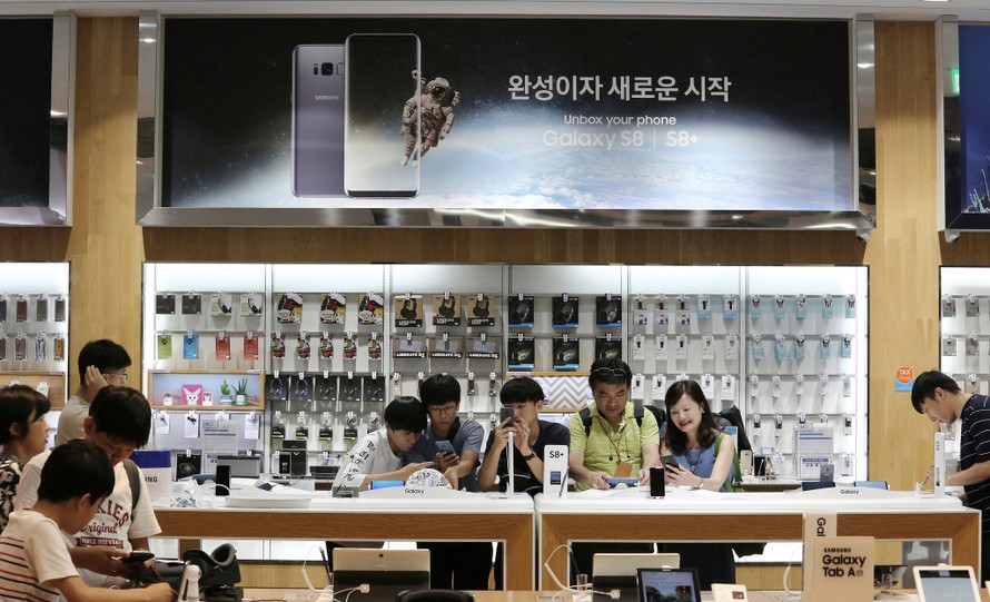 Thành công của mẫu smartphone Galaxy S8 mới đã mang lại doanh thu khổng lồ cho Samsung. (Nguồn: AP)