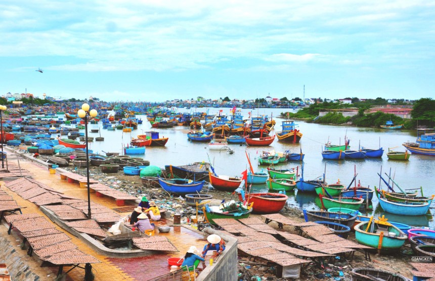 Mùa hè rực lửa trên cung đường biển đẹp nhất Việt Nam