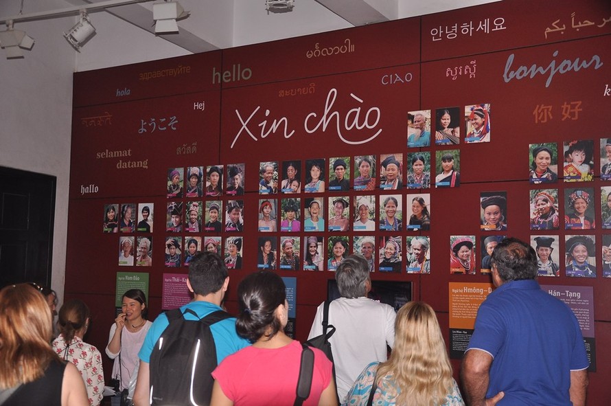 Nhiều khách Quốc tế đến thăm quan bảo tàng