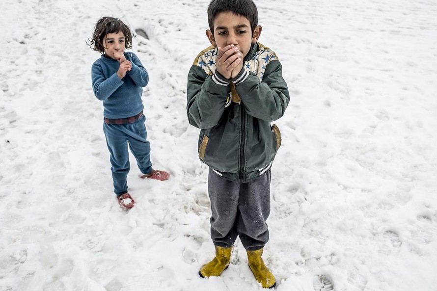 Trong cuộc chiến ở Syria, nhiều người chết vì thiếu thuốc men, chết vì đói và lạnh. Ảnh: VICE news