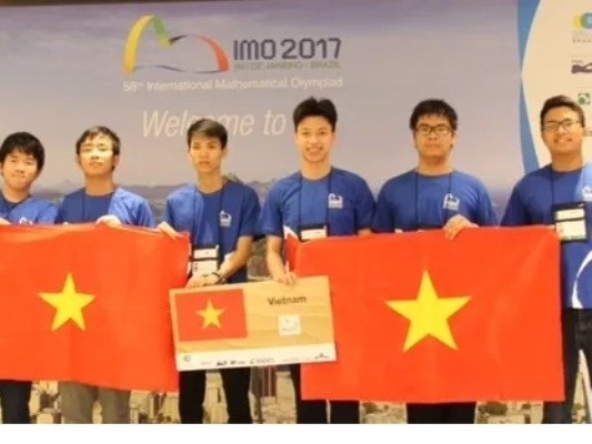 Các thành viên của đội tuyển Olympic Toán học Việt Nam năm 2017