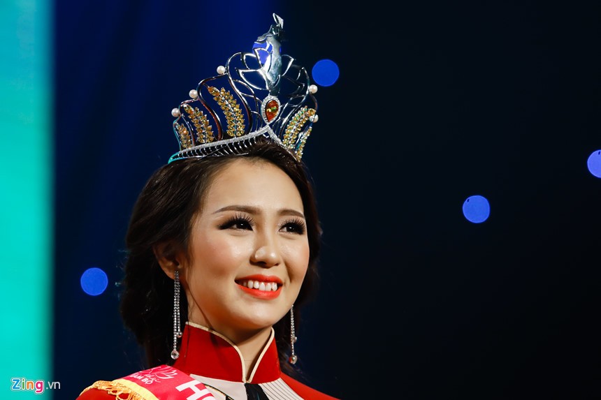 Nguyễn Thị Hải Yến xúc động chào khán giả sau khi nghe tin cô được đăng quang ngôi vị cao nhất