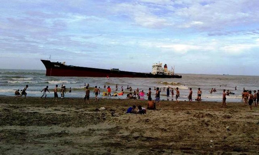 Du khách tắm biển gần tàu Thái Hà 26 bị mắc cạn ở bãi biển Cửa Lò sau bão số 2