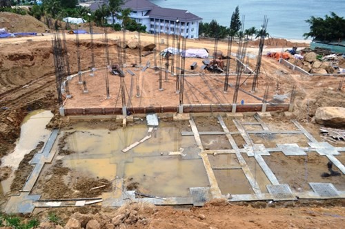 Việc xây dựng 40 móng biệt thự không phép ở Sơn Trà đang có nguy cơ bị sạt lở khi mùa mưa đến