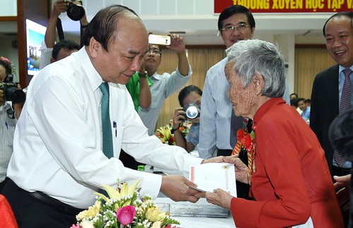 Thủ tướng ân cần thăm hỏi bà mẹ Việt Nam anh hùng. Ảnh: VGP/Quang Hiếu