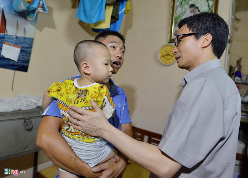 Phó Thủ tướng hỏi thăm một gia đình có con nhỏ ở xóm trọ phường Láng Thượng