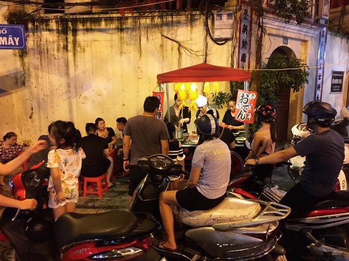 Món mực khổng lồ thu hút khách Hà Nội trên phố Mã Mây