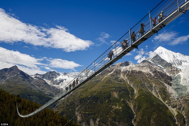 Cây cầu treo Europabruecke nối giữa ngôi làng Zermatt và Graechen ở Randa, Thụy Sĩ.