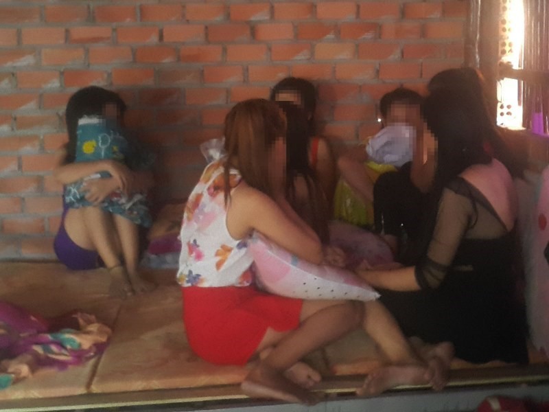 Các tiếp viên tại một quán cà phê ở xã Phước Thiền, huyện Nhơn Trạch khi công an xã đến kiểm tra. Ảnh: T.DŨNG