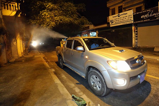 Rạng sáng 4/8, chiếc xe chuyên dụng len lỏi khắp ngõ phố của phường Vĩnh Hưng (quận Hoàng Mai, Hà Nội) để phun thuốc diệt muỗi