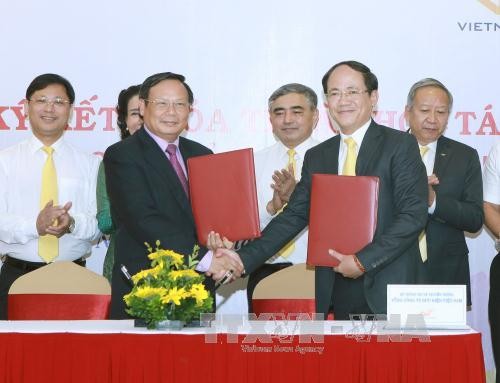Lãnh đạo Tổng công ty Bưu điện Việt Nam và lãnh đạo Tổng cục Du lịch Việt Nam tại lễ ký kết. Ảnh: Hoàng Hùng/TTXVN 