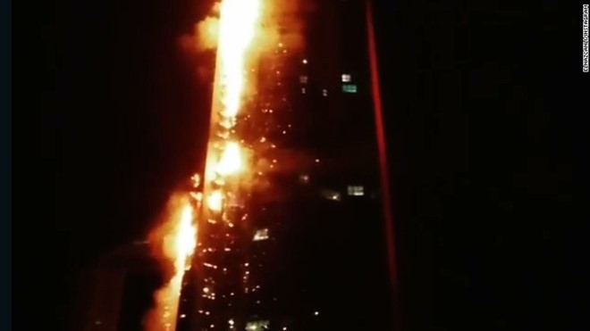 Tòa nhà 79 tầng bốc cháy ngùn ngụt. Ảnh: Instagram