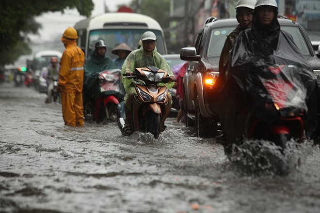 ừ đầu năm nay cứ mưa lớn là đường phố Thủ đô lại ngập sâu khiến người dân ngán ngẩm