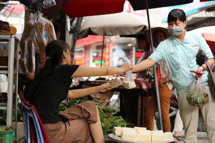 Công nhân KCN Thăng Long (Hà Nội) đi chợ. Ảnh: HẢI NGUYỄN