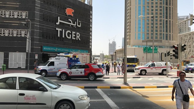 Xe cảnh sát và xe cứu hỏa bên dưới tòa nhà Tiger Tower vào thời điểm xảy ra vụ cháy. Ảnh: AP