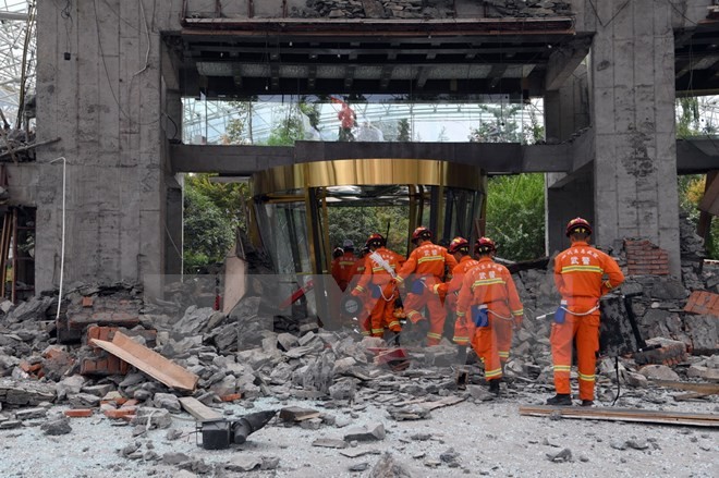 Nhân viên cứu hộ làm nhiệm vụ tại tòa nhà bị sập do động đất tại Tứ Xuyên ngày 9/8. (Nguồn: THX/TTXVN)