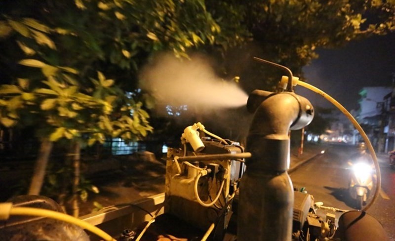 Xe phun thuốc diệt muỗi chuyên dụng của Trung tâm y tế dự phòng Hà Nội trong đêm khuya