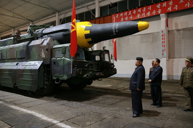 Lãnh đạo CHDCND Triều Tiên Kim Jong-un thị sát tên lửa Hwasong-12