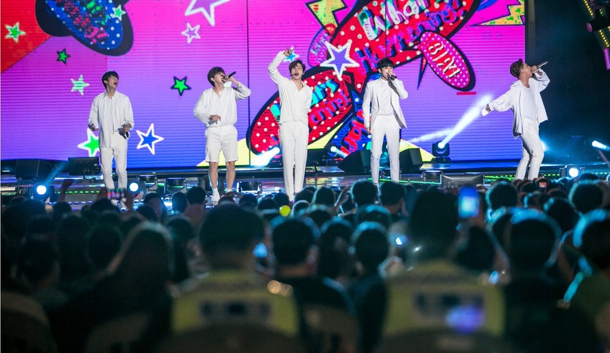 Nhóm B1A4 của Hàn Quốc biểu diễn trong sự kiện âm nhạc tổ chức sát biên giới Triều Tiên hồi cuối tuần trước. (Nguồn: AP)