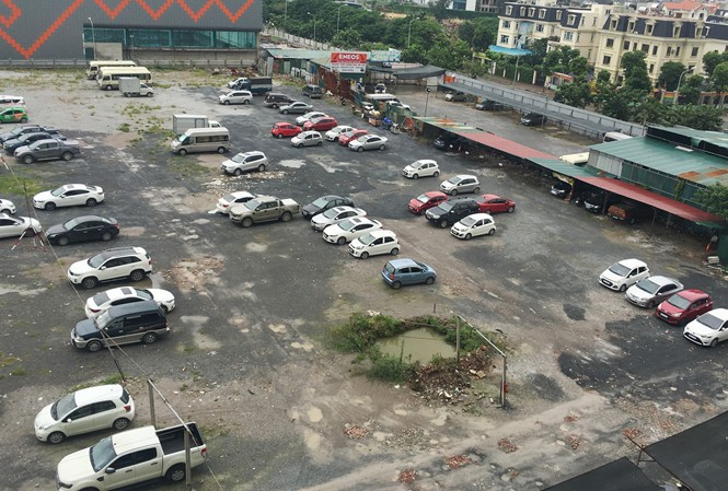 Với sức chứa khoảng 500 xe, bãi đỗ xe tại lô đất chưa thi công cạnh các tòa nhà HH đang là nơi gửi xe lớn nhất của người dân Linh Đàm