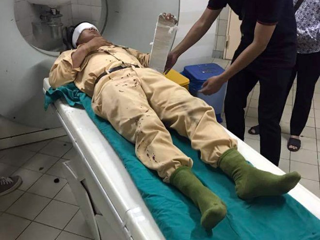 Trung úy Nguyễn Mạnh Tuấn được kiểm tra sức khỏe sau vụ va chạm
