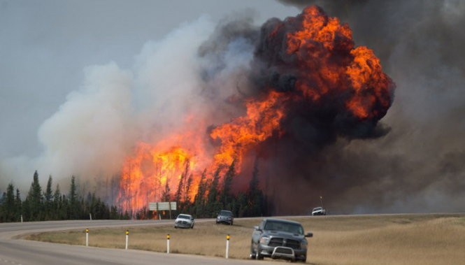 Cháy rừng lớn chưa từng thấy ở Canada, kéo dài hơn 1 tháng