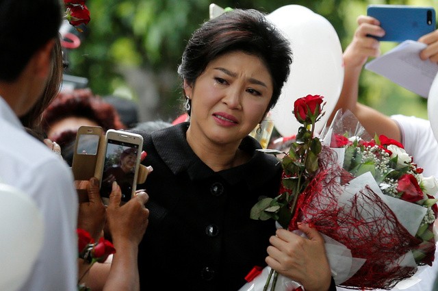 Cựu thủ tướng Thái Lan Yingluck Shinawatra khóc khi nhận hoa của những người ủng hộ
