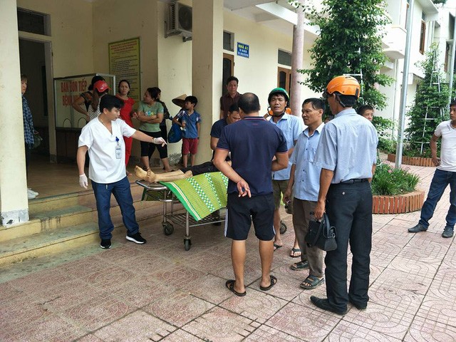 Hai nạn nhân bị trâu húc được đưa vào Bệnh viện ĐK Hương Khê cấp cứu (Ảnh; Dân trí)