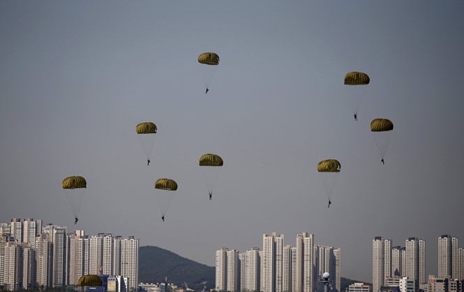 Lính dù Hàn Quốc trong một cuộc biểu diễn (Ảnh: REUTERS)