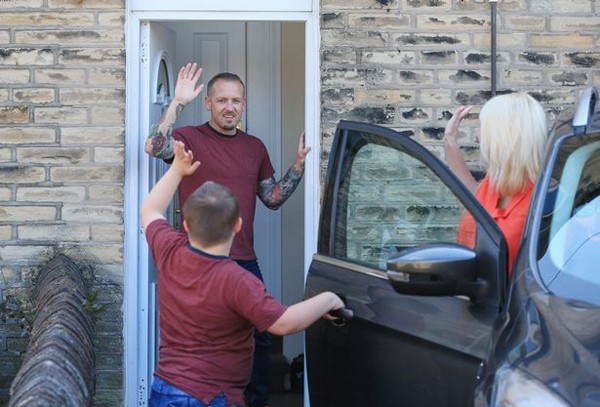 Claire và con trai chào tạm biệt David để đi về nhà riêng