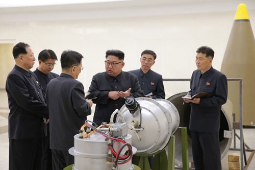 Nhà lãnh đạo Triều Tiên Kim Jong-un kiểm tra một thiết bị hạt nhân. Ảnh: KCNA.