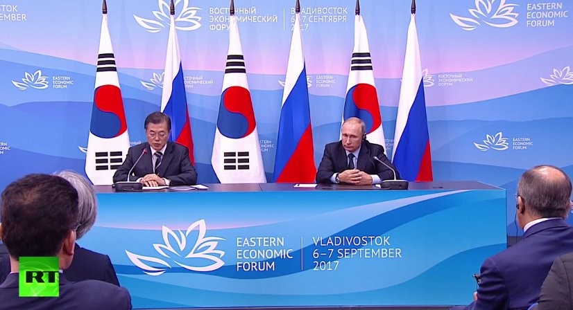 Tổng thống Hàn Quốc Moon Jae-in  và Tổng thống Nga Vladimir Putin tại Diễn đàn kinh tế phương Đông diễn ra ở thành phố cảng Vladivostok