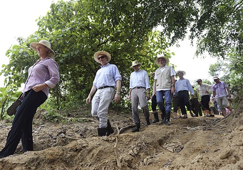 Đoàn Đại sứ quán Mỹ và chính quyền Quảng Nam trực tiếp khảo sát nơi có voi ở. Ảnh: Nguyễn Đông