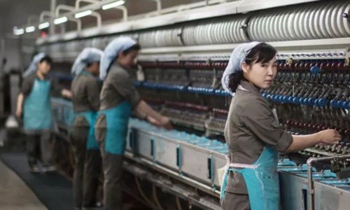 Công nhân trong một nhà máy tơ lụa ở Bình Nhưỡng. Ảnh: AFP