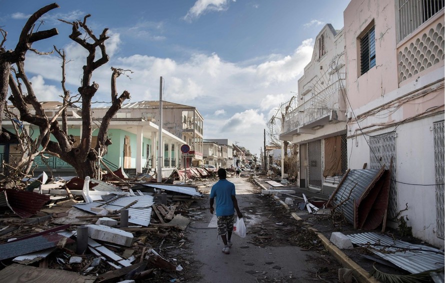 Người dân trên đảo St. Martin sống trong cảnh thiếu lương thực, nạn hôi của. (Nguồn: AFP)