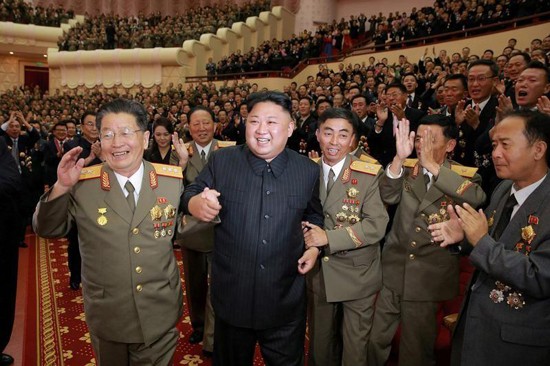 Nhà lãnh đạo Triều Tiên Kim Jong Un trong buổi lễ ngày10/9 chúc mừng các nhà khoa học hạt nhân có đóng góp trong vụ thử bom H. Ảnh: Reuters