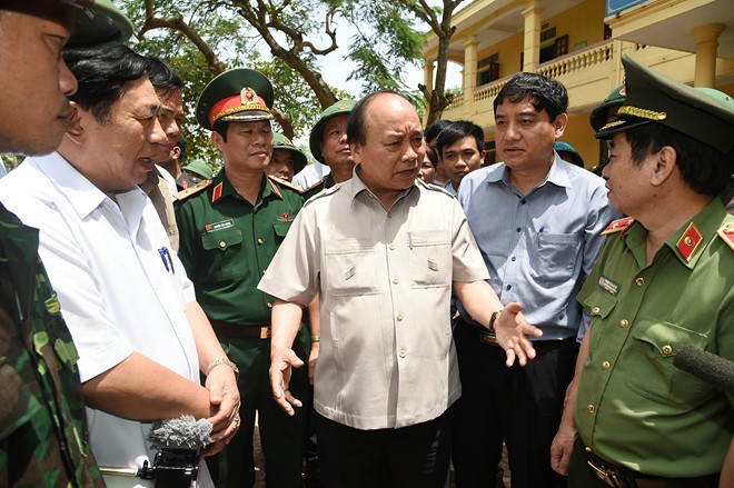 Thủ tướng Nguyễn Xuân Phúc kiểm tra công tác khắc phục hậu quả cơn bão số 10 tại trường Tiểu học Nghi Hải, thị xã Cửa Lò