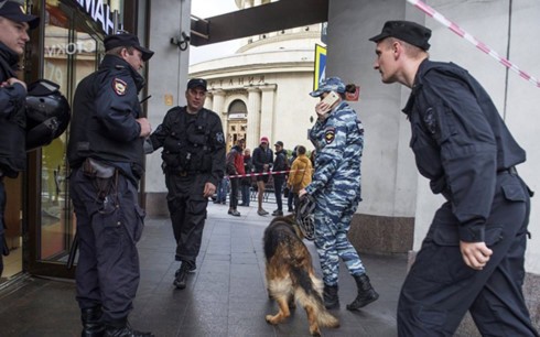 Cảnh sát Nga tiến hành sơ tán người dân ở Saint Petersburg (Ảnh: Sputnik)