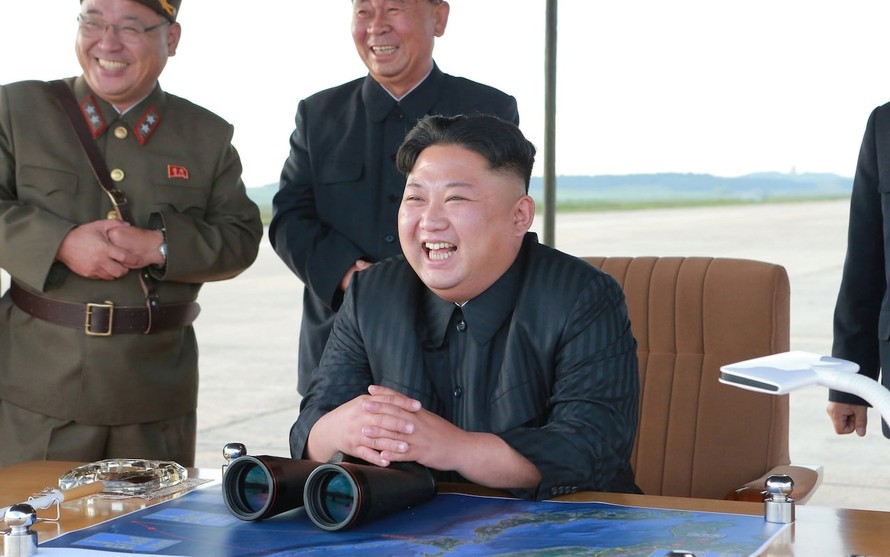 Lãnh đạo Triều Tiên Kim Jong-un vui mừng khi thấy tên lửa Hwasong-12 phóng thành công. Ảnh: KCNA/Reuters 