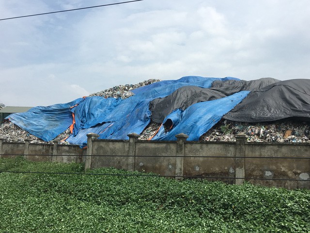 Đang thanh tra bãi rác khổng lồ khiến người dân Hà Nội khốn khổ